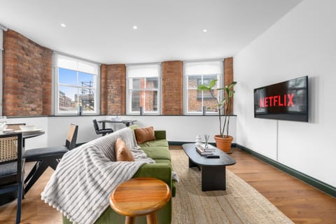 Communal lounge/ TV room, TV and multimedia, Living room, Seating area, Evening entertainment