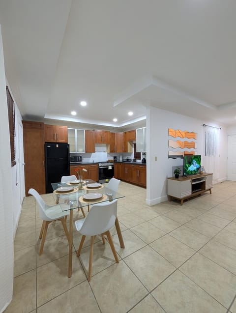 Kitchen or kitchenette, Living room, Seating area, Dining area, oven