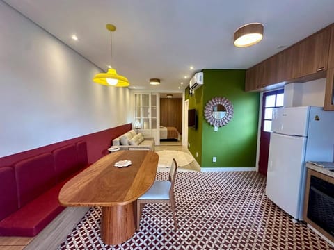 Kitchen or kitchenette, Living room, Seating area, Dining area, minibar, oven, pet friendly, stove