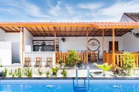 Property building, Kitchen or kitchenette, Seating area, Swimming pool