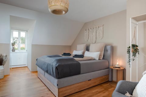 Bed, Photo of the whole room, Seating area, Bedroom