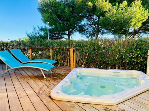 Day, Natural landscape, Garden, Hot Tub, Garden view, Pool view, Swimming pool, sunbed