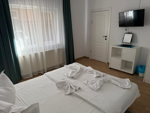 Bed, TV and multimedia, Bedroom, towels