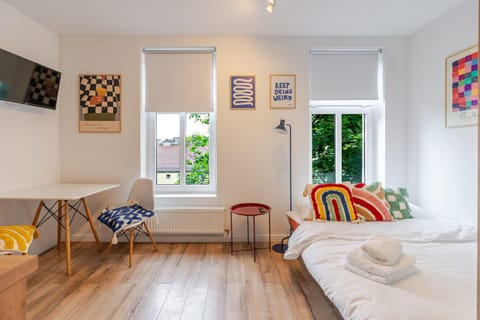 Bed, TV and multimedia, Living room, Photo of the whole room, Seating area