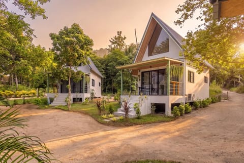 Property building, Day, Natural landscape, Garden, Garden view