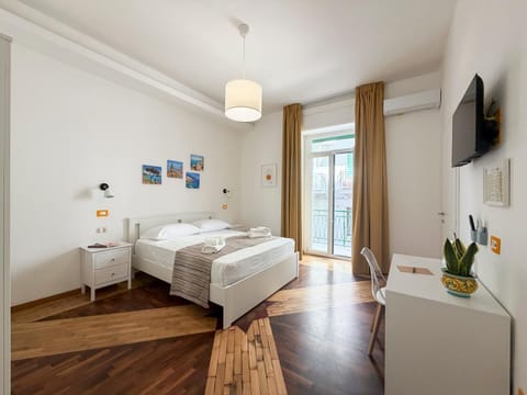 Bed, TV and multimedia, Photo of the whole room, Bedroom, towels