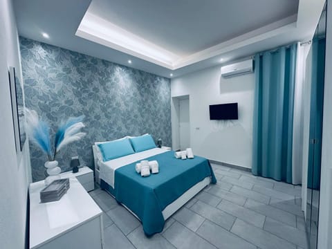 Bed, TV and multimedia, Photo of the whole room, Bedroom, towels, air conditioner