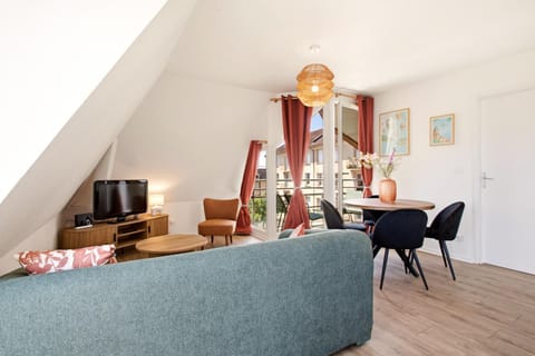 TV and multimedia, Living room, Seating area, Dining area