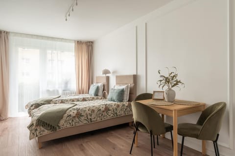 Bed, Photo of the whole room, Seating area, Bedroom