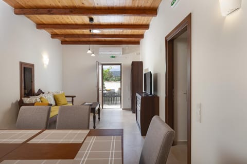 TV and multimedia, Living room, Seating area, Dining area