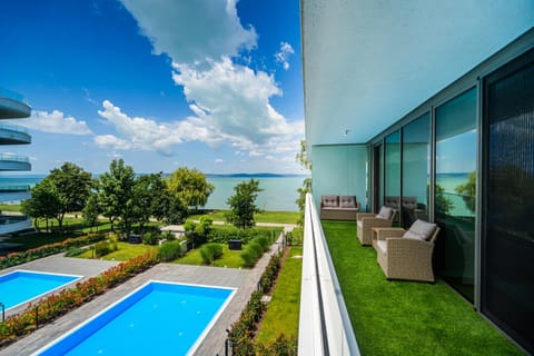 Balcony/Terrace, Pool view, Swimming pool