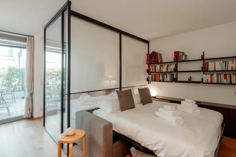 Bed, Library, Balcony/Terrace, Photo of the whole room, towels