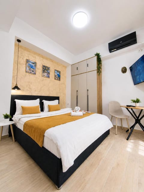 Bed, TV and multimedia, Photo of the whole room, Bedroom, towels, wardrobe, air conditioner