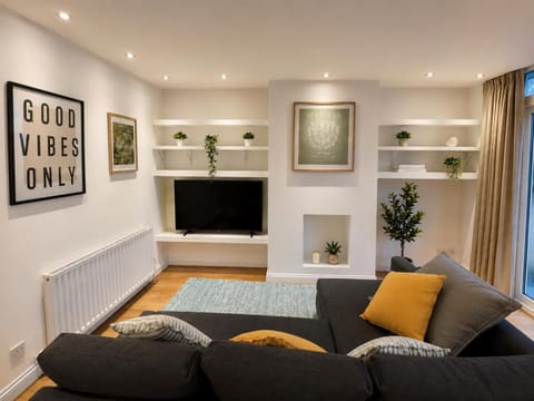 Communal lounge/ TV room, TV and multimedia, Living room, Seating area, Evening entertainment, internet