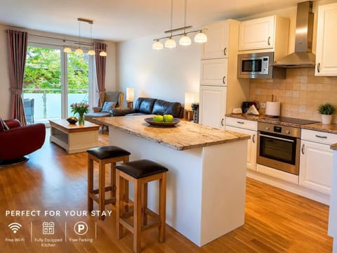 Communal lounge/ TV room, TV and multimedia, Kitchen or kitchenette, Kitchen or kitchenette, Living room, Seating area, Dining area, dishwasher, toaster