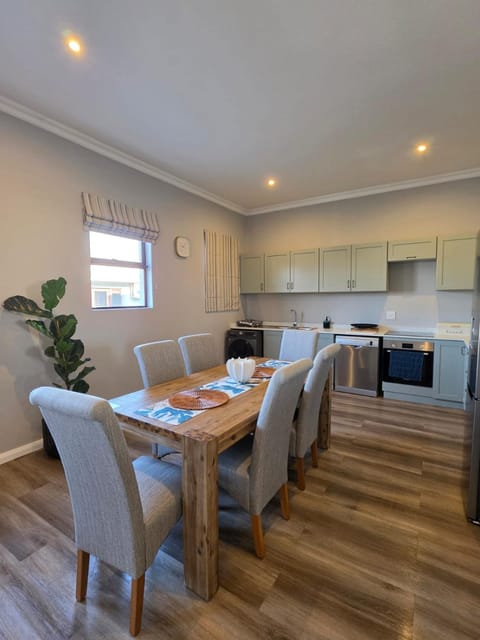 Kitchen or kitchenette, Dining area, stove