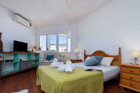 Bed, TV and multimedia, Photo of the whole room, towels, air conditioner