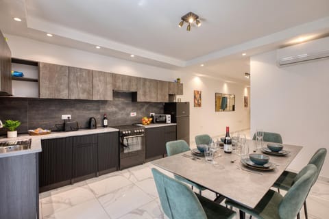 Dining area, kitchen