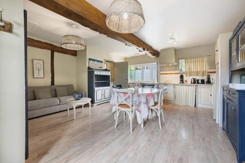 Property building, Kitchen or kitchenette, Living room