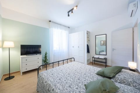 Bed, TV and multimedia, air conditioner