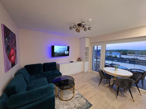 Communal lounge/ TV room, Natural landscape, TV and multimedia, View (from property/room), Balcony/Terrace, Living room, Seating area, Dining area