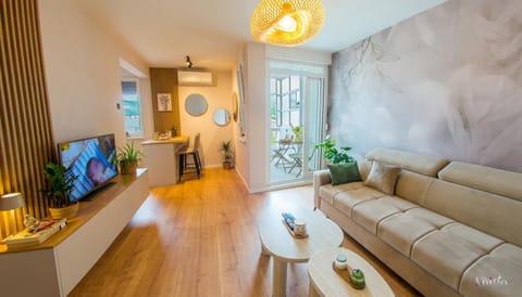 TV and multimedia, Living room, Seating area, air conditioner
