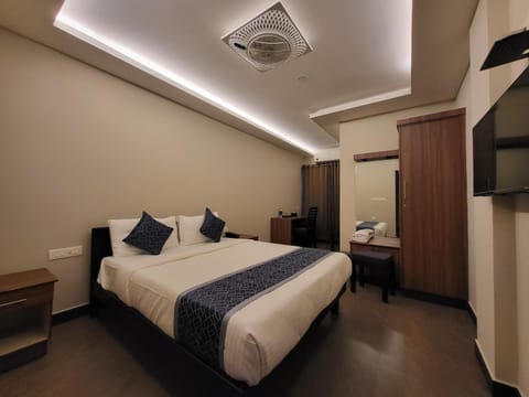 Bed, Photo of the whole room, Bedroom, wardrobe, air conditioner