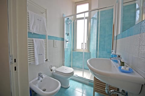 Shower, Toilet, Bathroom, bidet, towels