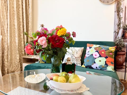 Living room, Food and drinks, Seating area, Dining area, Food