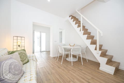TV and multimedia, Living room, Seating area, Meals, air conditioner