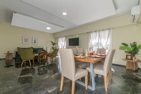 TV and multimedia, Living room, Seating area, Dining area