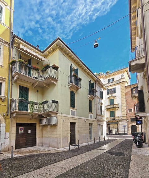 Property building, Balcony/Terrace, Inner courtyard view