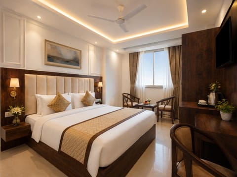 Bed, TV and multimedia, Living room, Photo of the whole room, Seating area, Bedroom, hair dresser