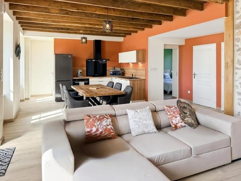 TV and multimedia, Kitchen or kitchenette, Living room, Seating area, Dining area
