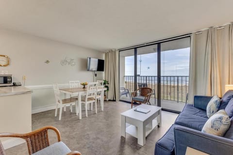 View (from property/room), Balcony/Terrace, Living room, Dining area, Sea view
