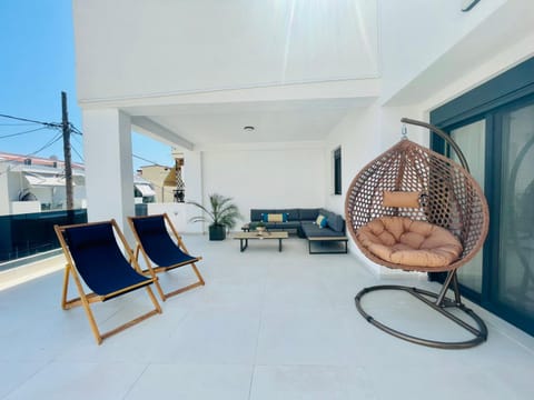 Patio, Day, Seating area, sunbed