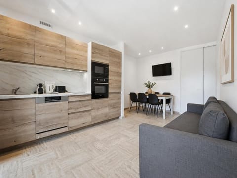 TV and multimedia, Coffee/tea facilities, Kitchen or kitchenette, Living room, Seating area, oven, stove, toaster