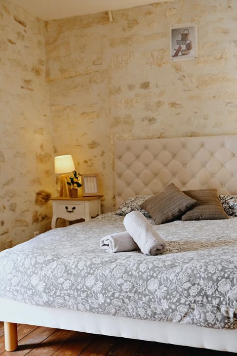 Photo of the whole room, Bedroom, towels