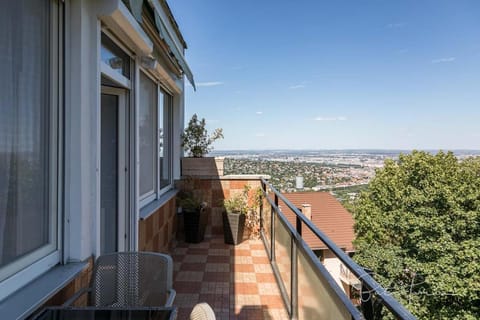 View (from property/room), Balcony/Terrace, City view, Mountain view