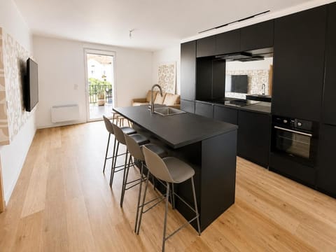 Kitchen or kitchenette, Dining area, oven