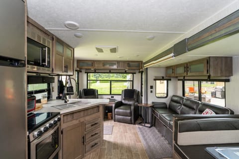 Kitchen or kitchenette, Living room, Seating area, Dining area, oven, pet friendly, stove