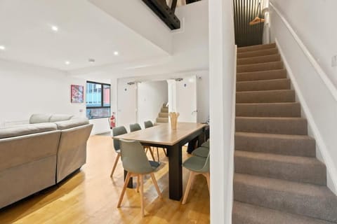 TV and multimedia, Living room, Seating area, Dining area