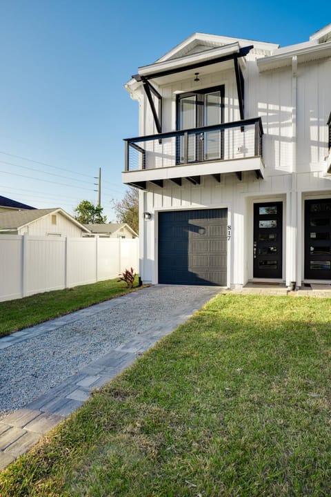 Property building, Day, Balcony/Terrace