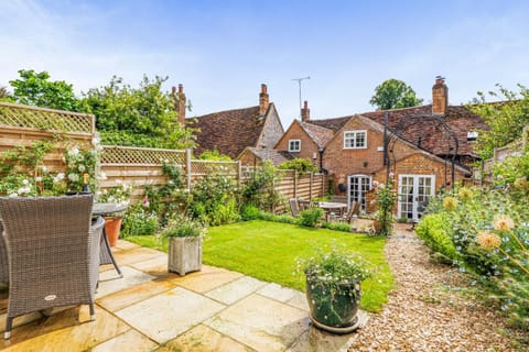 Property building, Day, Natural landscape, Garden, Garden view