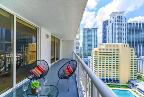 Balcony/Terrace, City view, Pool view