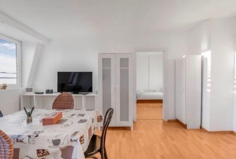 Communal lounge/ TV room, TV and multimedia, Living room, Seating area, Dining area, Evening entertainment, wardrobe