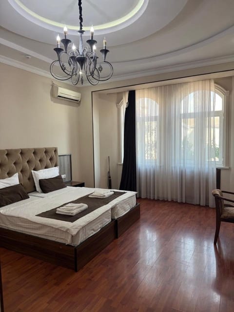 Bed, Living room, Photo of the whole room, Seating area, Bedroom, air conditioner