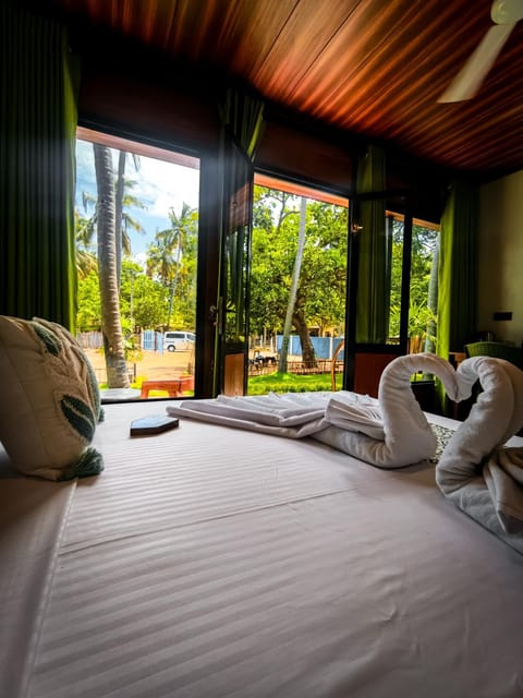 Bed, Garden, Photo of the whole room, Bedroom, Garden view, towels