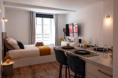 Bed, TV and multimedia, Coffee/tea facilities, Kitchen or kitchenette, Photo of the whole room, Dining area