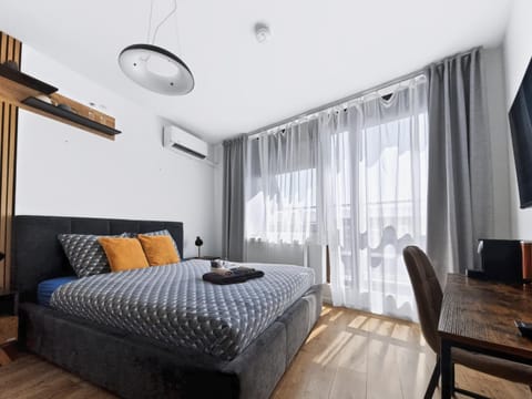 Bed, TV and multimedia, Photo of the whole room, Seating area, Bedroom, air conditioner